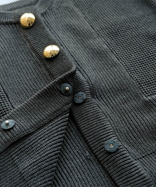 aquagarage（アクアガレージ）の「BIGボタンニットカーディガン（カーディガン/ボレロ・レディース・アイボリー/レッド/チャコール・FREE）」の12枚目の写真