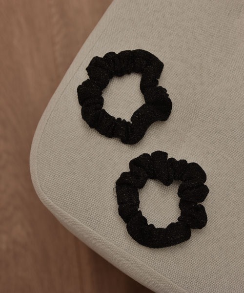 TONE SELECT GOODS（トーンセレクトグッズ）の「【resonance】キラキラ ラメ シュシュ【2個セット】（シュシュ・レディース・ブラウン/シルバー/ブラック・FREE）」の2枚目の写真