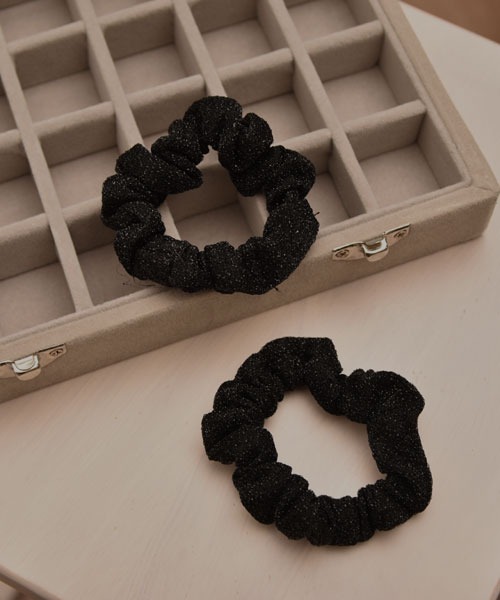 TONE SELECT GOODS（トーンセレクトグッズ）の「【resonance】キラキラ ラメ シュシュ【2個セット】（シュシュ・レディース・ブラウン/シルバー/ブラック・FREE）」の4枚目の写真