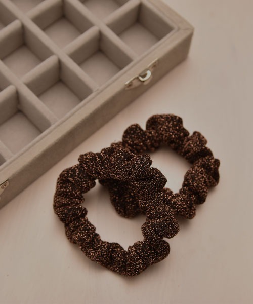 TONE SELECT GOODS（トーンセレクトグッズ）の「【resonance】キラキラ ラメ シュシュ【2個セット】（シュシュ・レディース・ブラウン/シルバー/ブラック・FREE）」の6枚目の写真