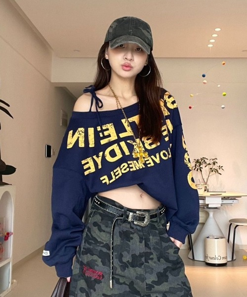 lilful(リルフル)の「オフショル ショルダーリボン ヴィンテージレタリングロゴプリントスウェット(Tシャツ/カットソー・レディース・ライトグレー/ネイビー・M/L)」の1枚目の写真