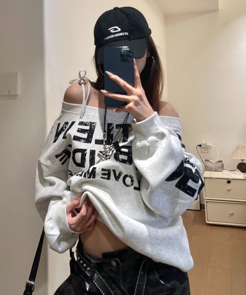 lilful(リルフル)の「オフショル ショルダーリボン ヴィンテージレタリングロゴプリントスウェット(Tシャツ/カットソー・レディース・ライトグレー/ネイビー・M/L)」の5枚目の写真