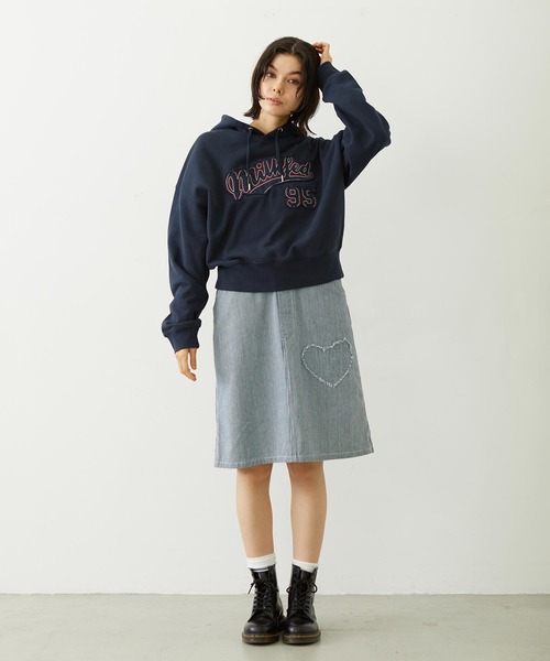 MILKFED.（ミルクフェド）の「PATCH SALOPETTE SKIRT（サロペット/オーバーオール・レディース・ライトブルー/ブラック/マルチ・M/S）」の4枚目の写真