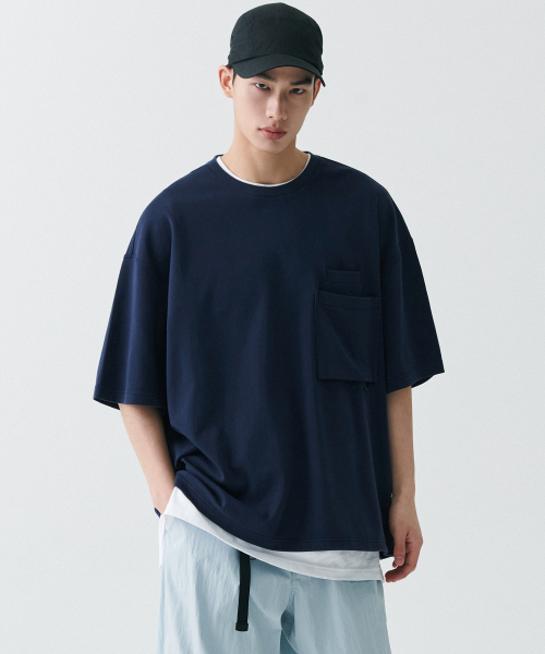 MUSINSA STANDARD（ムシンサスタンダード）の「[シティレジャー] オーバーサイズグラシスパケットTシャツ [ネイビー]（Tシャツ/カットソー・メンズ・その他・XX-LARGE/LARGE/MEDIUM/SMALL/X-LARGE）」の2枚目の写真