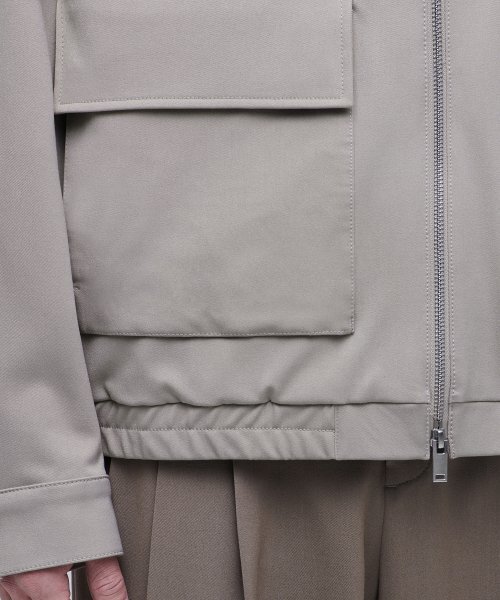 MUSINSA STANDARD（ムシンサスタンダード）の「ミニマルフライトジャケット【ライトベージュ】（ブルゾン・メンズ・その他・MEDIUM/LARGE/X-LARGE/XX-LARGE）」の5枚目の写真