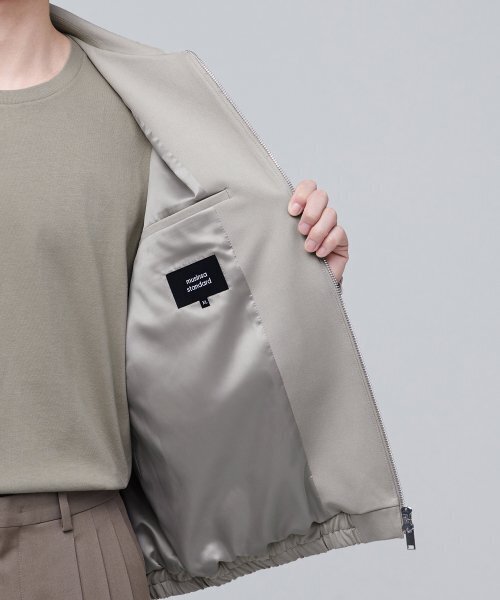MUSINSA STANDARD（ムシンサスタンダード）の「ミニマルフライトジャケット【ライトベージュ】（ブルゾン・メンズ・その他・MEDIUM/LARGE/X-LARGE/XX-LARGE）」の4枚目の写真