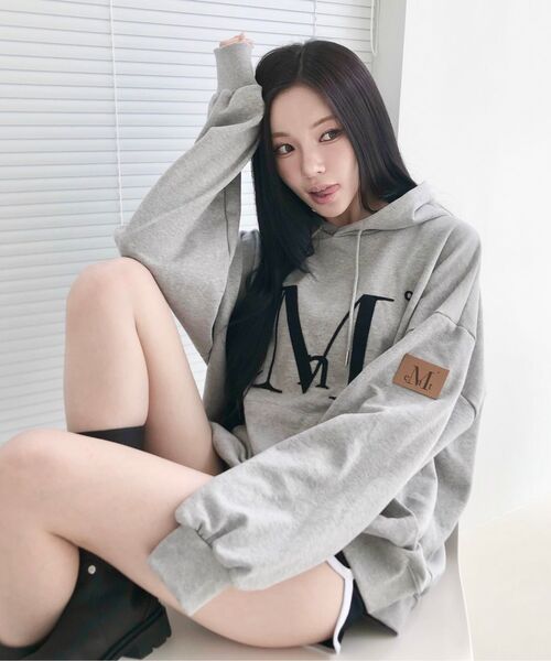 MUCENT(ムセント)の「ワディアプリケロゴフードパーカー 男女共用 (2カラー)(パーカー・レディース・ブラック/グレー・FREE)」の8枚目の写真