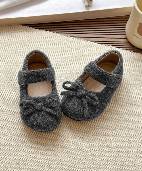 aimoha(アイモハ)の「【aimoha-KIDS-】キッズ ウールライクストラップシューズ (AW)(バレエシューズ・キッズ・ライトベージュ/ライトグレー/ダークグレー・15.0cm/16.0cm/17.0cm/18.0cm/14.0cm/19.0cm)」の2枚目の写真