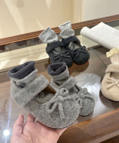 aimoha(アイモハ)の「【aimoha-KIDS-】キッズ ウールライクストラップシューズ (AW)(バレエシューズ・キッズ・ライトベージュ/ライトグレー/ダークグレー・15.0cm/16.0cm/17.0cm/18.0cm/14.0cm/19.0cm)」の5枚目の写真
