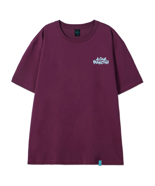 ASTRAL PROJECTION（アストラルプロジェクション）の「[ブラシグラフィティレタリングロゴ]コットンルーズフィット半袖Tシャツ_プラムパープル（Tシャツ/カットソー・メンズ・その他・LARGE/MEDIUM/X-LARGE/XX-LARGE）」の2枚目の写真