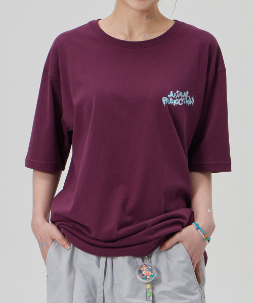 ASTRAL PROJECTION（アストラルプロジェクション）の「[ブラシグラフィティレタリングロゴ]コットンルーズフィット半袖Tシャツ_プラムパープル（Tシャツ/カットソー・メンズ・その他・LARGE/MEDIUM/X-LARGE/XX-LARGE）」の5枚目の写真
