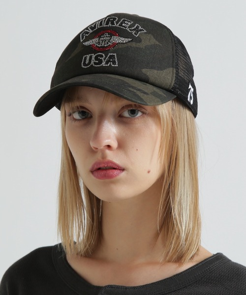 AVIREX（アヴィレックス）の「【直営店限定】RHINESTONE VARSITY LOGO MESH CAP（キャップ・レディース・その他2/ホワイト系2・F）」の2枚目の写真