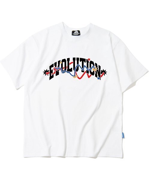 TRIPSHION(トリップション)の「EVOLUTION VARSITY GRAPHIC Tシャツ - ホワイト(Tシャツ/カットソー・メンズ・その他・LARGE/MEDIUM/X-LARGE)」の1枚目の写真