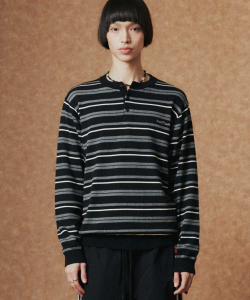 WMC(ダブリューエムシー)の「マルチストライプヘンリーネックニット_BLACK(ニット/セーター・レディース・ブラック・MEDIUM/LARGE/X-LARGE/SMALL)」の1枚目の写真