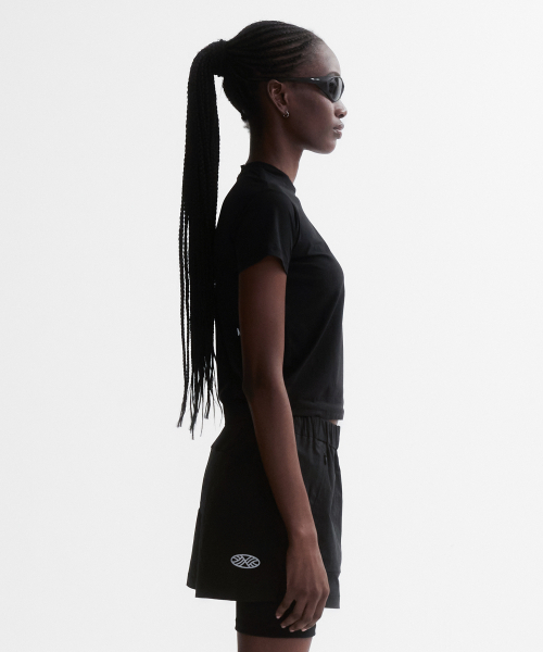 MENASOO(ミナス)の「VENODE Small Track Logo Active Tshirts_Black (Crop Fit)(Tシャツ/カットソー・レディース・ブラック・1/2)」の3枚目の写真