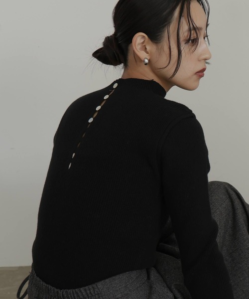 hellam(へラム)の「モックネックシェルボタンリブニット(ニット/セーター・レディース・ブラック/アイボリー/ブラウン/チャコール・FREE)」の3枚目の写真