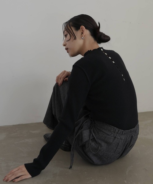 hellam(へラム)の「モックネックシェルボタンリブニット(ニット/セーター・レディース・ブラック/アイボリー/ブラウン/チャコール・FREE)」の7枚目の写真