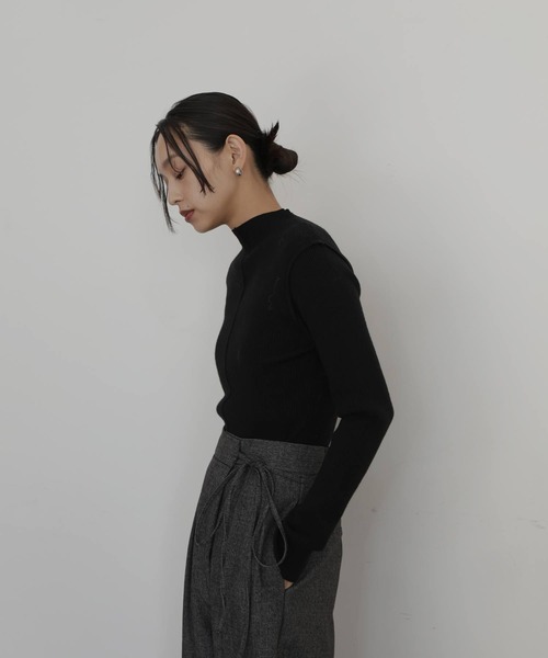 hellam(へラム)の「モックネックシェルボタンリブニット(ニット/セーター・レディース・ブラック/アイボリー/ブラウン/チャコール・FREE)」の8枚目の写真