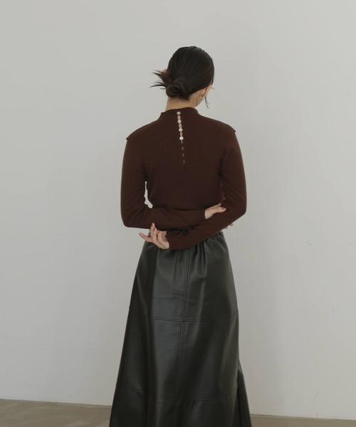 hellam(へラム)の「モックネックシェルボタンリブニット(ニット/セーター・レディース・ブラック/アイボリー/ブラウン/チャコール・FREE)」の16枚目の写真