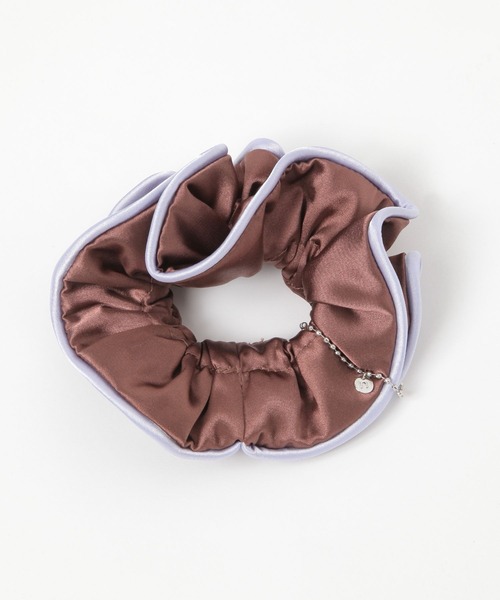 niko and...（ニコアンド）の「サテンパイピングシュシュ（シュシュ・レディース・ブラウン/ブルー/アイボリー・0）」の2枚目の写真