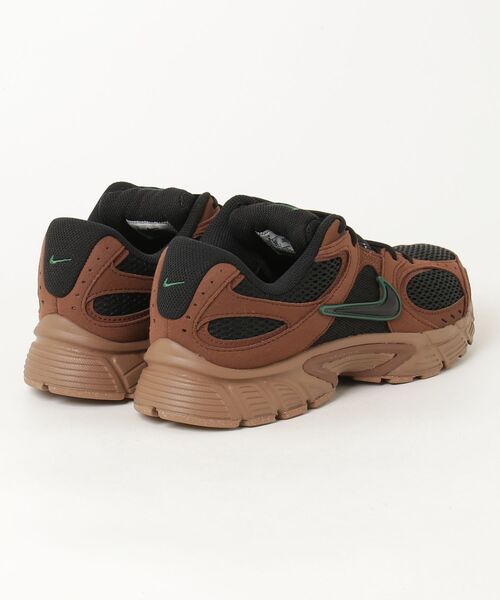 NIKE（ナイキ）の「NIKE/ナイキ V5 RNR（スニーカー・メンズ・ブラウン・26.5cm/27cm/27.5cm/26cm）」の2枚目の写真