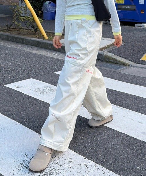 RODEO CROWNS WIDE BOWL（ロデオクラウンズワイドボウル）の「embroideryサイドジップパンツ（その他パンツ・レディース・ホワイト/ブルー/ブラック・MEDIUM/SMALL）」の2枚目の写真