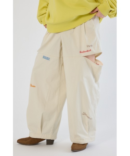 RODEO CROWNS WIDE BOWL（ロデオクラウンズワイドボウル）の「embroideryサイドジップパンツ（その他パンツ・レディース・ホワイト/ブルー/ブラック・MEDIUM/SMALL）」の5枚目の写真