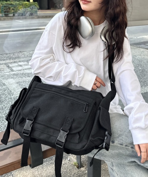 CLEA（クレア）の「【A4サイズ対応】3ポケットキャンバスショルダーバッグ（バックパック/リュック・レディース・ブラック/ホワイト・FREE）」の2枚目の写真