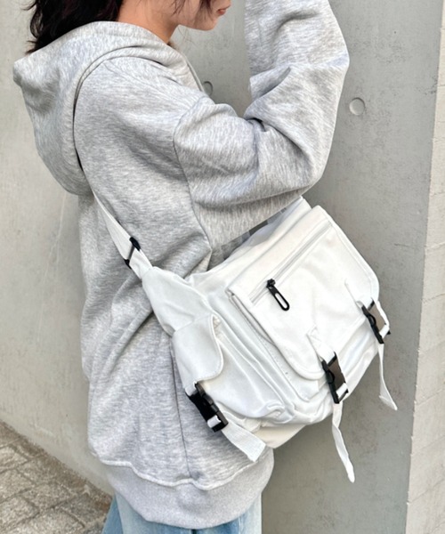 CLEA（クレア）の「【A4サイズ対応】3ポケットキャンバスショルダーバッグ（バックパック/リュック・レディース・ブラック/ホワイト・FREE）」の12枚目の写真