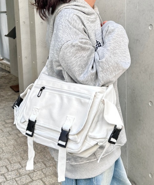 CLEA（クレア）の「【A4サイズ対応】3ポケットキャンバスショルダーバッグ（バックパック/リュック・レディース・ブラック/ホワイト・FREE）」の7枚目の写真