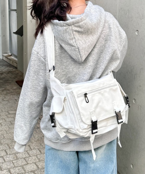 CLEA（クレア）の「【A4サイズ対応】3ポケットキャンバスショルダーバッグ（バックパック/リュック・レディース・ブラック/ホワイト・FREE）」の8枚目の写真