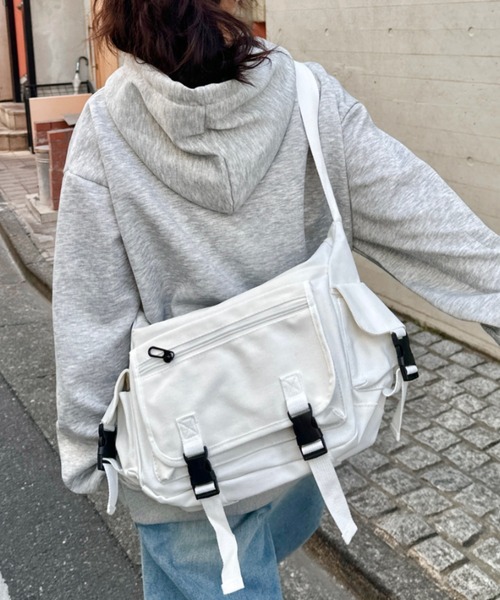 CLEA（クレア）の「【A4サイズ対応】3ポケットキャンバスショルダーバッグ（バックパック/リュック・レディース・ブラック/ホワイト・FREE）」の10枚目の写真