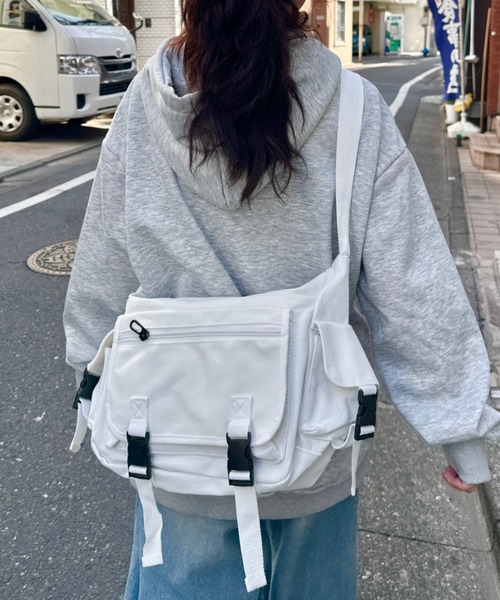 CLEA（クレア）の「【A4サイズ対応】3ポケットキャンバスショルダーバッグ（バックパック/リュック・レディース・ブラック/ホワイト・FREE）」の11枚目の写真