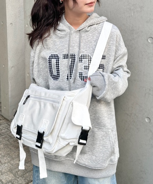 CLEA（クレア）の「【A4サイズ対応】3ポケットキャンバスショルダーバッグ（バックパック/リュック・レディース・ブラック/ホワイト・FREE）」の13枚目の写真