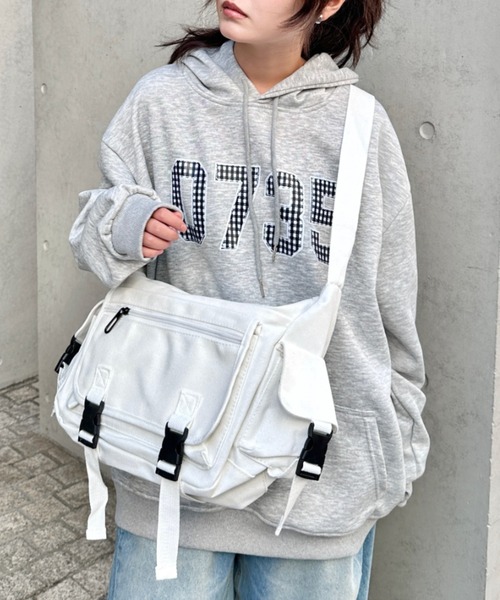 CLEA（クレア）の「【A4サイズ対応】3ポケットキャンバスショルダーバッグ（バックパック/リュック・レディース・ブラック/ホワイト・FREE）」の14枚目の写真