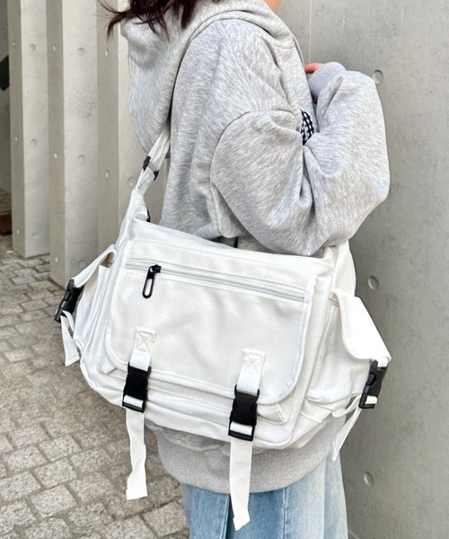 CLEA（クレア）の「【A4サイズ対応】3ポケットキャンバスショルダーバッグ（バックパック/リュック・レディース・ブラック/ホワイト・FREE）」の15枚目の写真