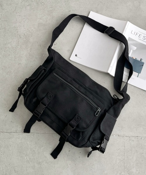 CLEA（クレア）の「【A4サイズ対応】3ポケットキャンバスショルダーバッグ（バックパック/リュック・レディース・ブラック/ホワイト・FREE）」の4枚目の写真