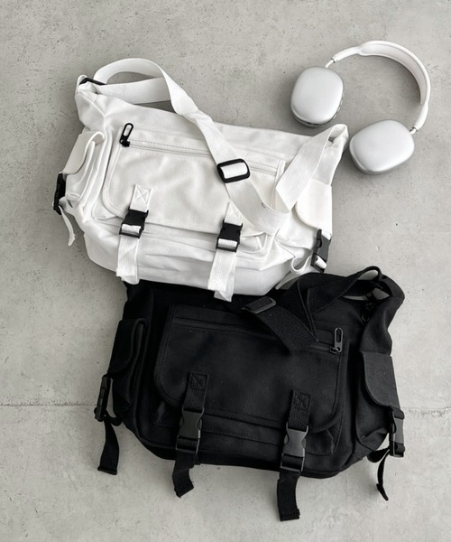 CLEA（クレア）の「【A4サイズ対応】3ポケットキャンバスショルダーバッグ（バックパック/リュック・レディース・ブラック/ホワイト・FREE）」の5枚目の写真