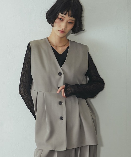 ANOTHER S（アナザーエス）の「【セットアップ対応】タック入りジレベスト（スーツベスト・レディース・ブラック/グレー/グレイッシュベージュ・FREE）」の5枚目の写真