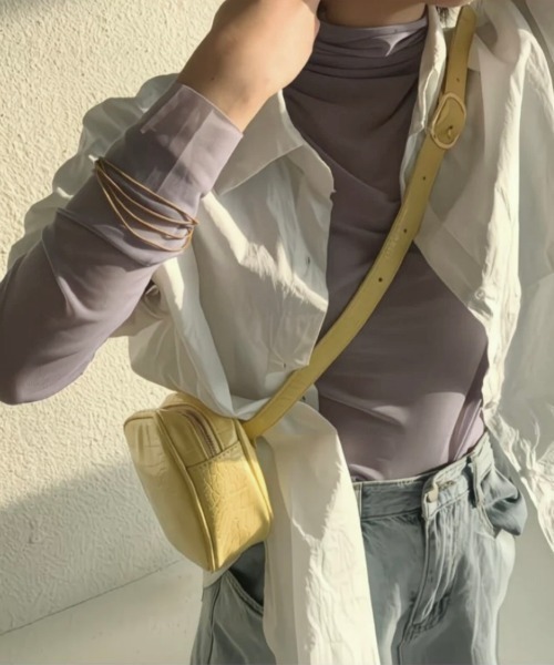 LADY LIKE(レディライク)の「【春夏新作】プチハイネックシアートップス(Tシャツ/カットソー・レディース・アイボリー/ブルーグレー/ホワイト×ブラック・M)」の3枚目の写真