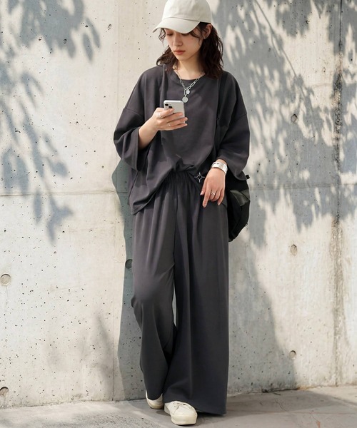 antiqua(アンティカ)の「速乾 ドルマン トップス ワイドパンツ セットアップ(Tシャツ/カットソー・レディース・ブラック/グレー・P/R)」の1枚目の写真
