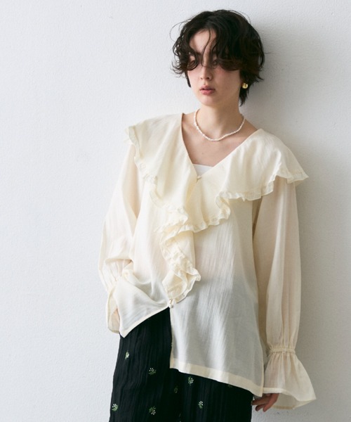 Trish（トリッシュ）の「ラッフルカラーフリルブラウス（シャツ/ブラウス・レディース・ブラック/ベージュ/ブラウン/ホワイト/ブルー・MEDIUM）」の4枚目の写真