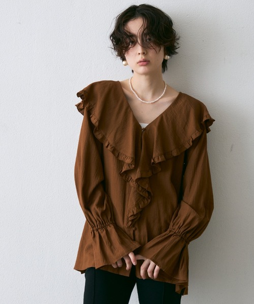 Trish（トリッシュ）の「ラッフルカラーフリルブラウス（シャツ/ブラウス・レディース・ブラック/ベージュ/ブラウン/ホワイト/ブルー・MEDIUM）」の3枚目の写真