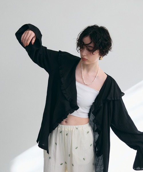 Trish（トリッシュ）の「ラッフルカラーフリルブラウス（シャツ/ブラウス・レディース・ブラック/ベージュ/ブラウン/ホワイト/ブルー・MEDIUM）」の2枚目の写真