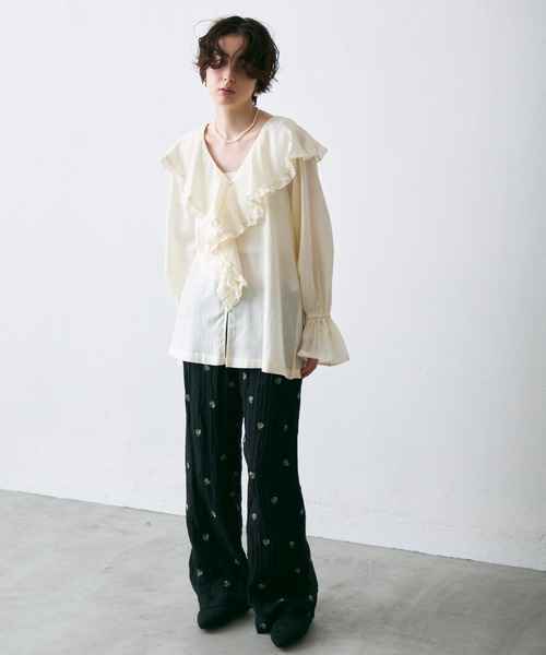 Trish（トリッシュ）の「ラッフルカラーフリルブラウス（シャツ/ブラウス・レディース・ブラック/ベージュ/ブラウン/ホワイト/ブルー・MEDIUM）」の6枚目の写真