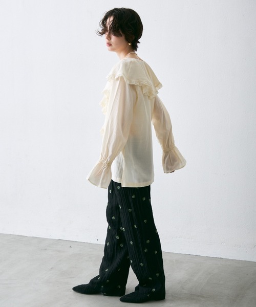 Trish（トリッシュ）の「ラッフルカラーフリルブラウス（シャツ/ブラウス・レディース・ブラック/ベージュ/ブラウン/ホワイト/ブルー・MEDIUM）」の7枚目の写真