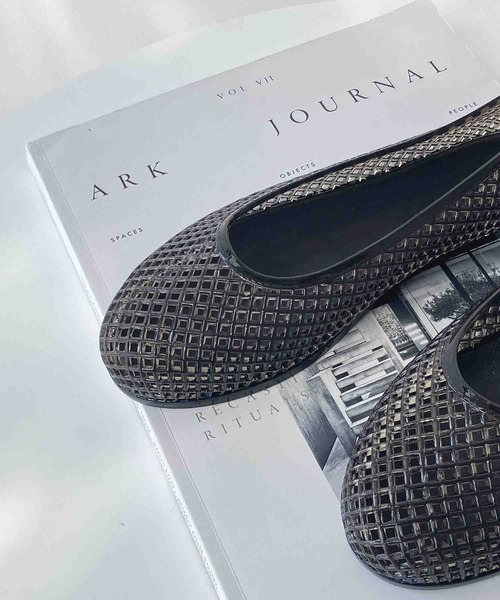 AS KNOW AS plus（アズノゥアズプラス）の「クリアメッシュフラットパンプス（パンプス・レディース・ブラック/ホワイト/ネイビー/グレー・L/M）」の21枚目の写真