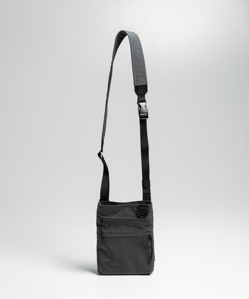 +phenix(プラスフェニックス)の「+phenix(プラスフェニックス) UTILITY SACOCHE / ユーティリティ サコッシュ(ショルダーバッグ・メンズ・ブラック/グレー・ONE SIZE)」の5枚目の写真