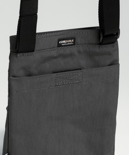 +phenix(プラスフェニックス)の「+phenix(プラスフェニックス) UTILITY SACOCHE / ユーティリティ サコッシュ(ショルダーバッグ・メンズ・ブラック/グレー・ONE SIZE)」の9枚目の写真