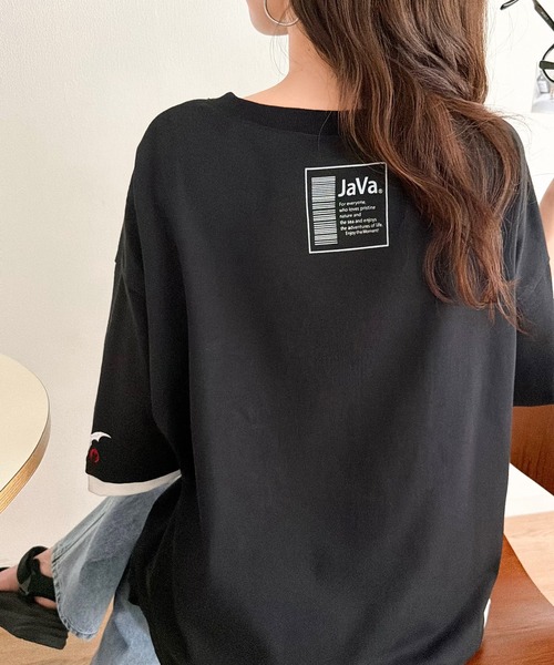 JaVa ジャバクラボ: 1枚でサマ見え。ゆるシルエットに重ね着風デザイン。バックプリント×袖刺繍 レイヤード風ドッキングTシャツ（オーバーサイズ）